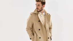 Femeie purtand un palton in mod elegant